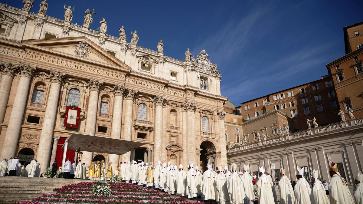 FOTO: Do Vatikánu se sjeli biskupové z celého světa. Budou řešit otázky celibátu a LGBT